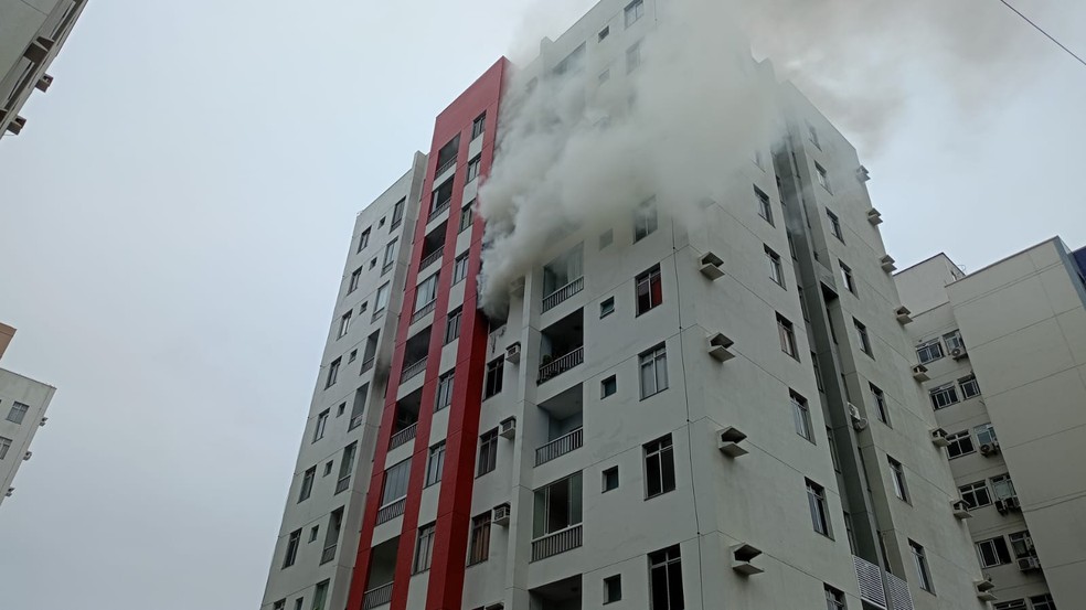 Apartamento pega fogo em Jardim Camburi, em Vitória  espírito santo — Foto: Felipe Sena/A Gazeta