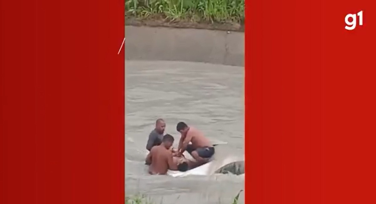 Vídeo mostra resgate de jovem submerso em carro arrastado por enxurrada durante temporal em Manaus