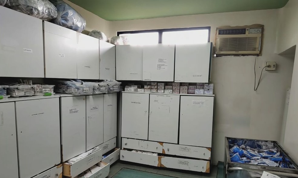 Fiscalização do Coren no Hospital Barão de Lucena constatou materiais armazenados em locais impróprios — Foto: Reprodução/TV Globo