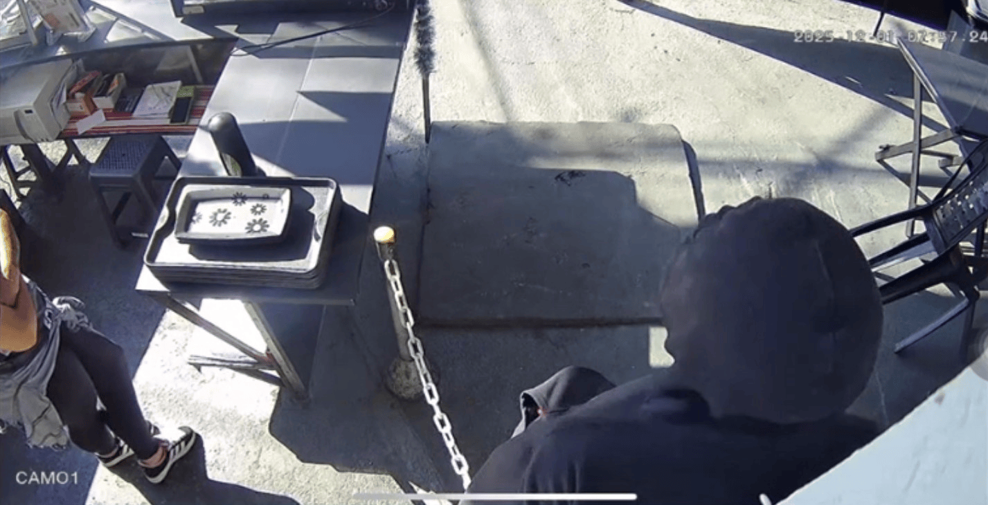 Homem atira com duas armas contra a ex-mulher dentro de pastelaria onde ela trabalha em SP