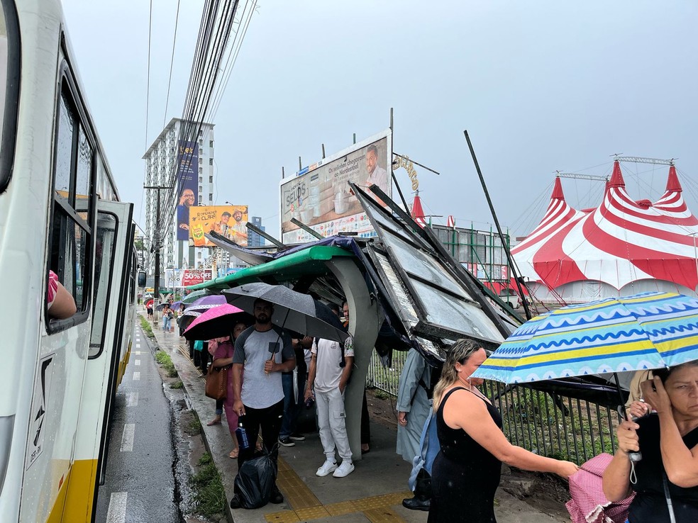 Outdoor caiu sobre parada de ônibus durante a madrugada em Natal — Foto: Philipe Salvador/Inter TV Cabugi