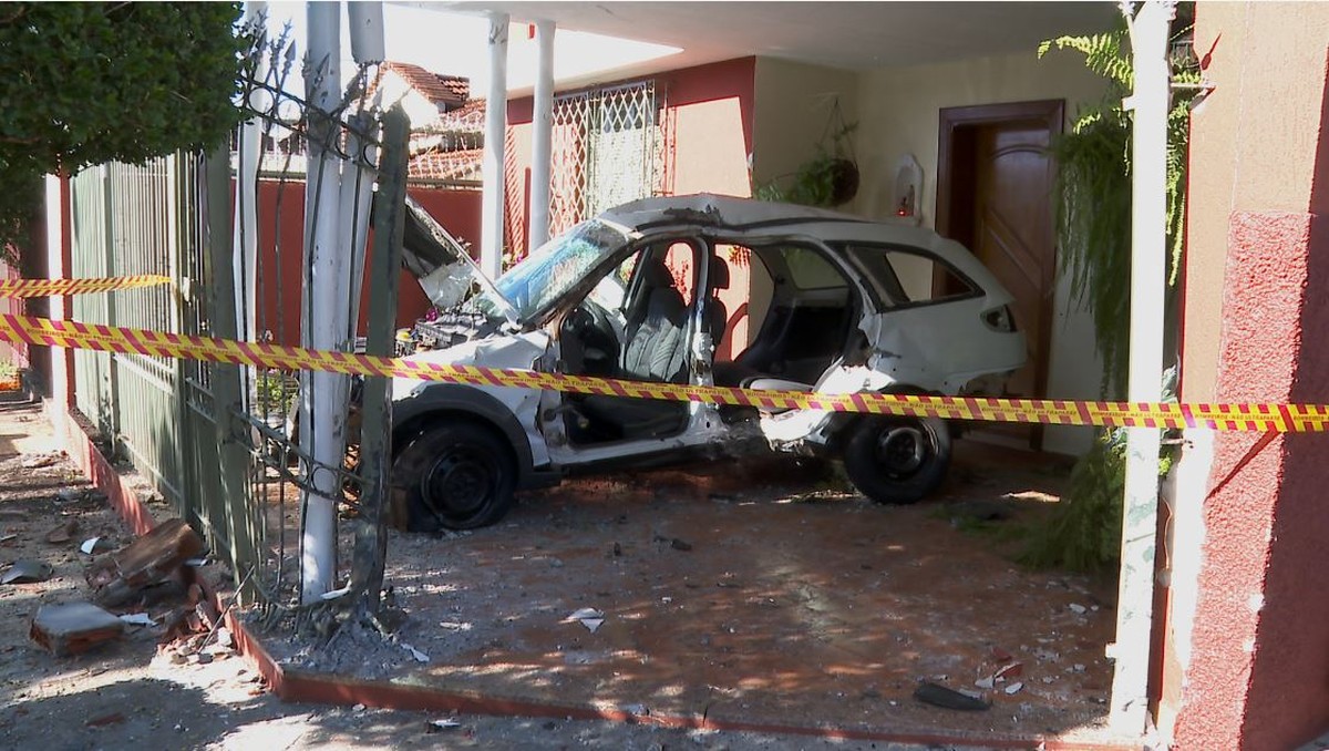 Carro invade casa na Vila Tibério em Ribeirão Preto, SP; FOTOS ...