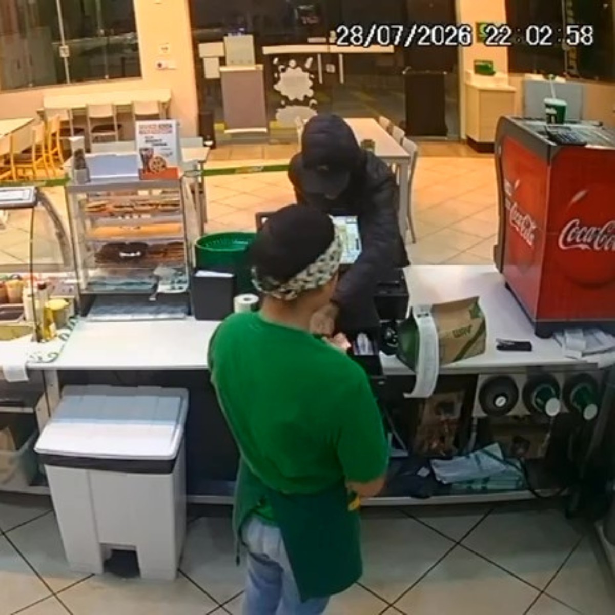 VÍDEO: câmeras flagram assalto a lanchonete em Amparo; criminoso foge após roubar dinheiro do caixa