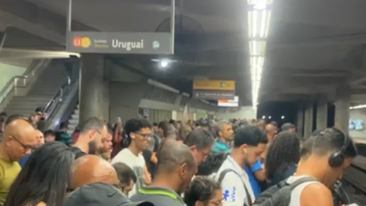 Problema em composição do metrô deixa estações cheias