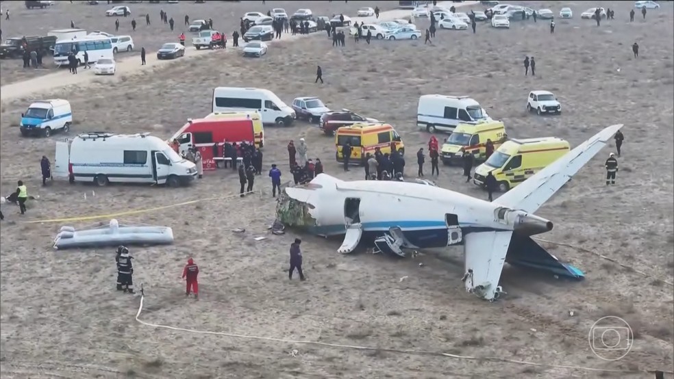 Investigadores afirmam que sistema de defesa russo derrubou avião da Embraer no Cazaquistão — Foto: Jornal Nacional/ Reprodução