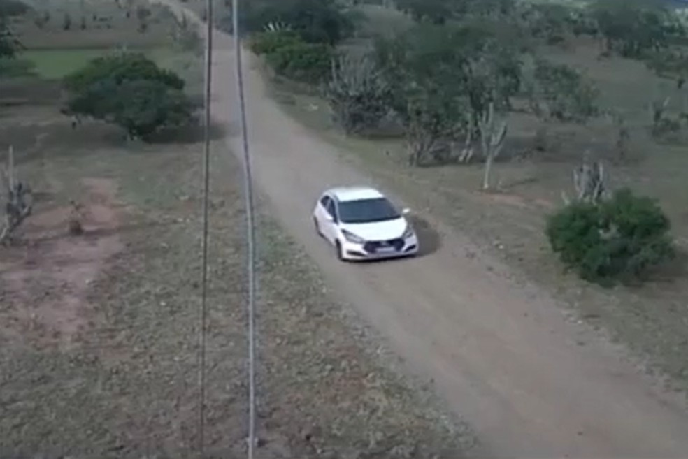 Imagens de câmeras registraram momentos antes do crime, quando o carro dos criminosos seguiam a caminhonete da família — Foto: Reprodução/TV Subaé