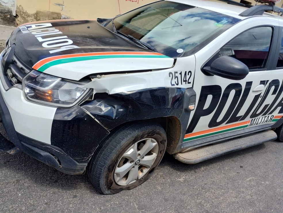 Carro da PMCE ficou danificado após colisão na Grande Fortaleza. — Foto: PMCE/Reprodução