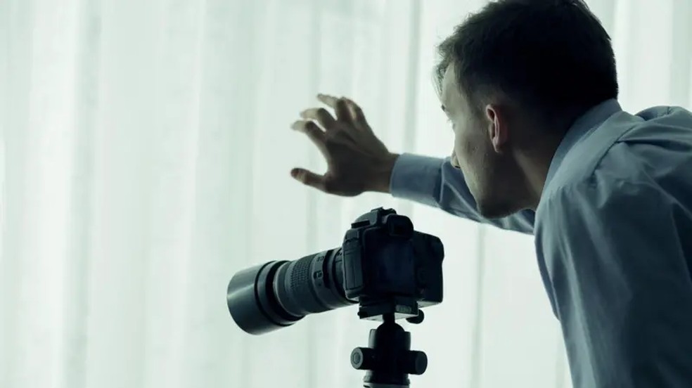 O voyeurismo é considerado crime no Reino Unido, onde a história de Lucy Domaille aconteceu, e no Brasil — Foto: Getty Images