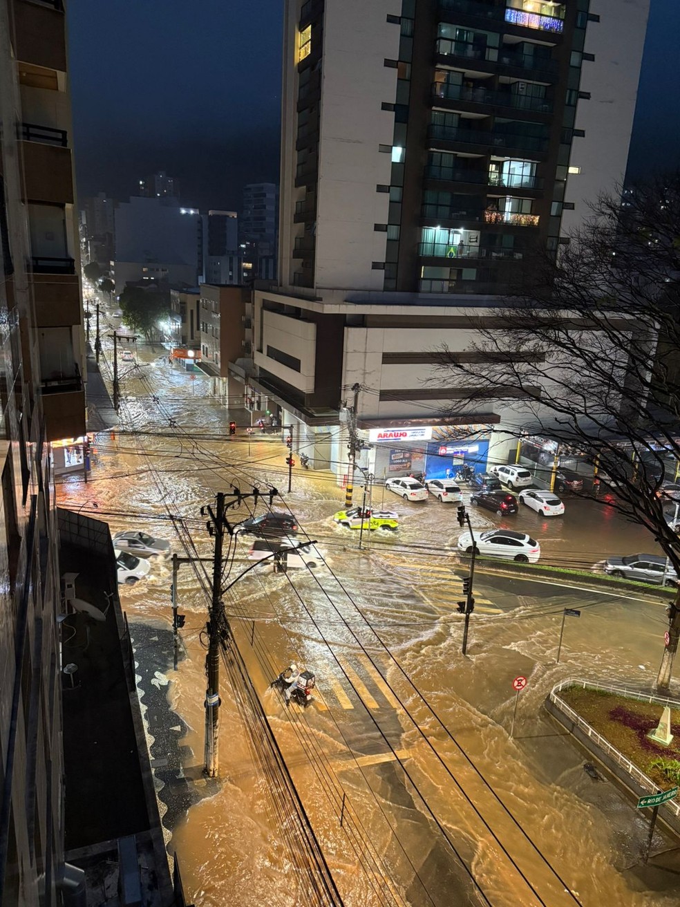 Avenida Itamar Franco, em Juiz de Fora, ficou alagada — Foto: Nathália Fontes/g1