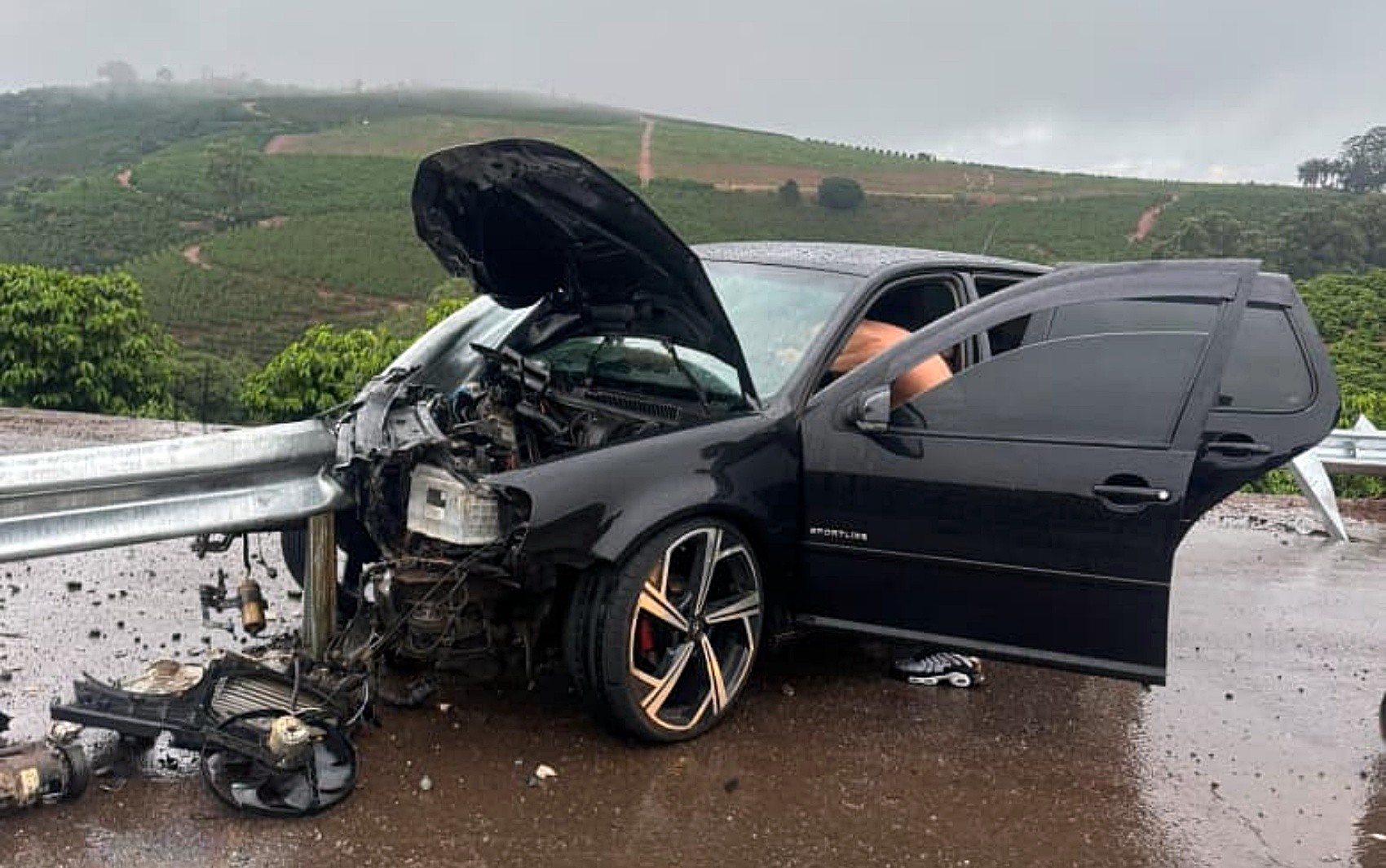 Dois jovens ficam em estado grave após carro bater em guard-rail na MG-167