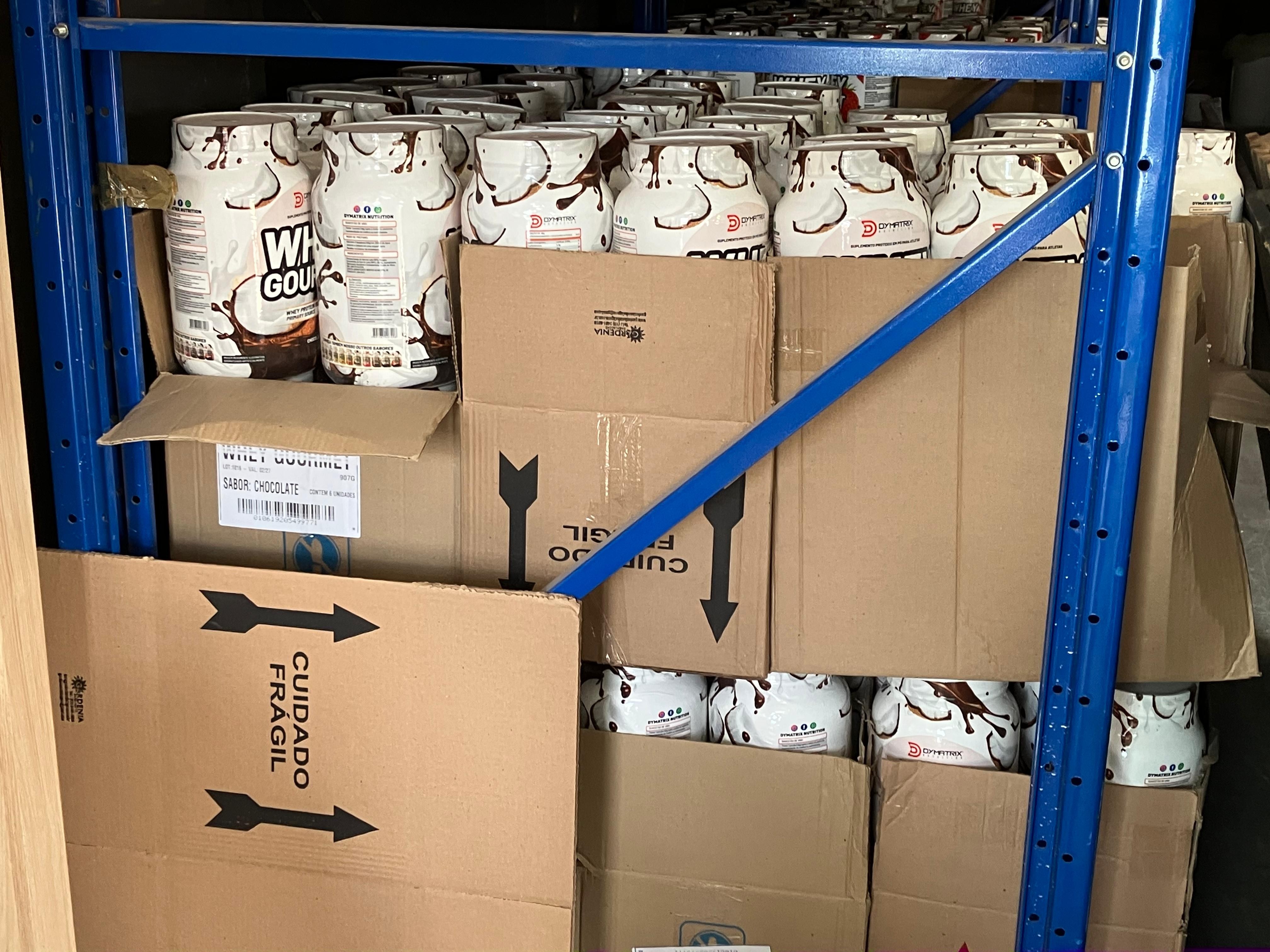 Polícia apreende 4 toneladas de creatina e whey protein adulterados em distribuidora no interior de SP