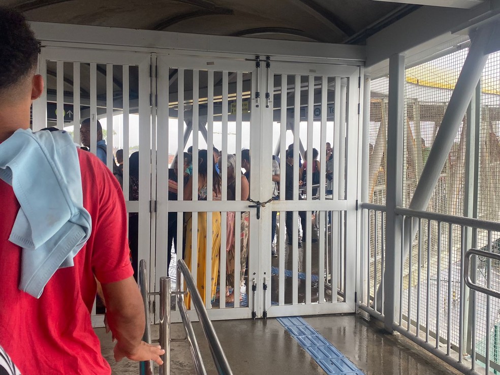 Metrô de Salvador foi evacuado e estações foram fechadas — Foto: Gabrielle Gomes/ge