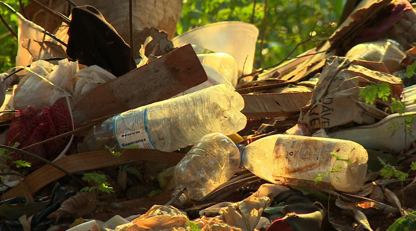 Descarte irregular de lixo perto de centro de saúde incomoda moradores do Jardim Conceição, em Campinas