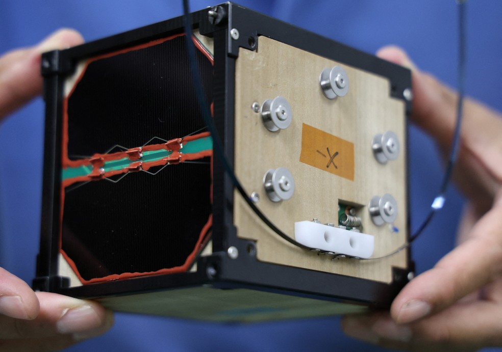 LignoSat, primeiro satélite de madeira do mundo — Foto: Reuters/Irene Wang