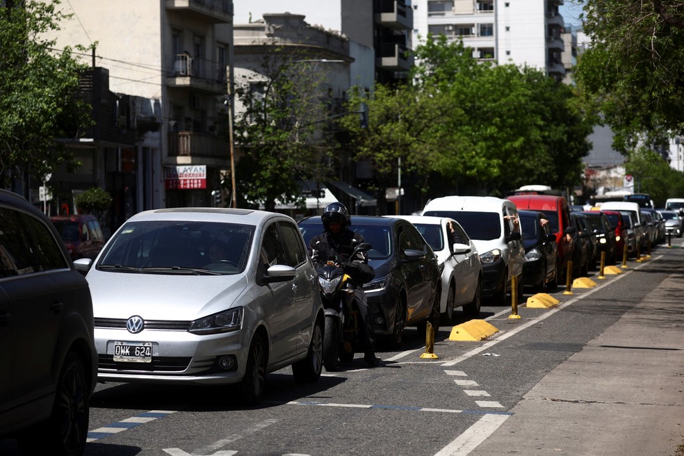 Fila de carros para abastecer em posto de Buenos Aires. — Foto: Reuters/Tomas Cuesta