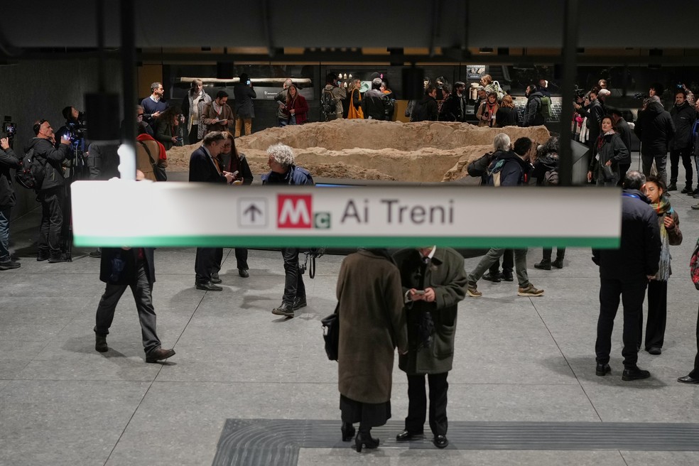 Artefatos da Roma Antiga do século II a.C. em exibição na nova estação de metrô Coliseu, em Roma — Foto: Alessandra Tarantino/AP Photo