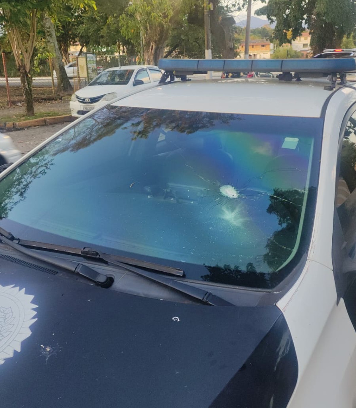 Jovem troca tiros com policiais civis, é baleado e preso após perseguição em Resende 