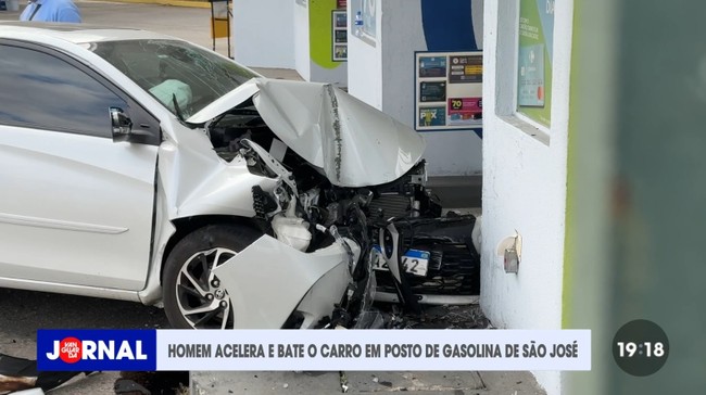 Carro desgovernado invade estacionamento de supermercado em São José dos Campos