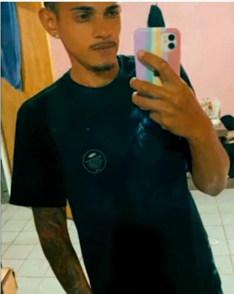 Almir Murilo, de 28 anos, foi encontrado morto com sinais de tortura e execução — Foto: Reprodução/TV Cabo Branco