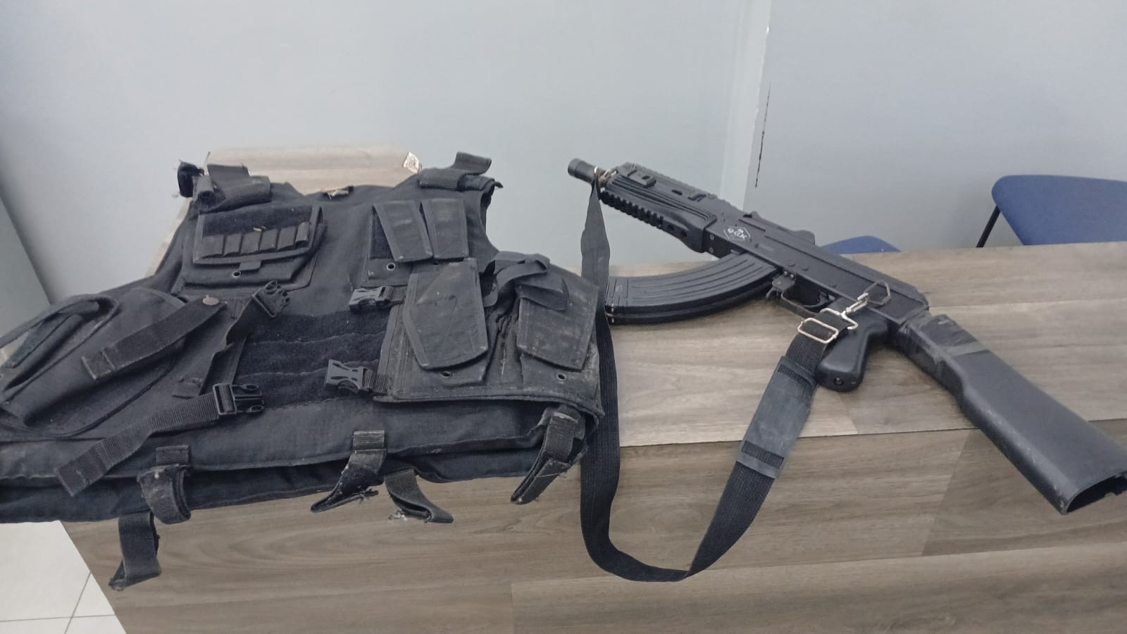 Simulacro de fuzil e colete da Polícia Civil são apreendidos em casa abandonada, em Mogi das Cruzes