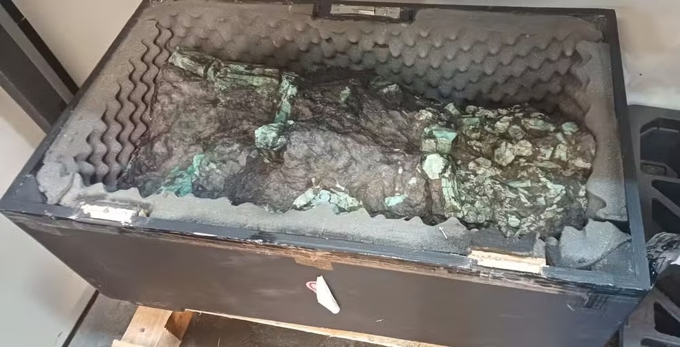 Pedra preciosa com esmeraldas encontrada na Bahia foi arrematada por R$ 175 milhões em leilão da Receita Federal — Foto: Divulgação/Receita Federal