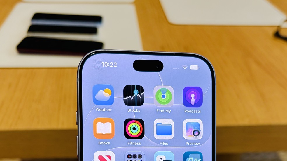 Detalhe da Ilha Din&acirc;mica no topo da tela do iPhone 18 Pro, que ficou 25% menor que a dos modelos anteriores &mdash; Foto: Henrique Martin/g1