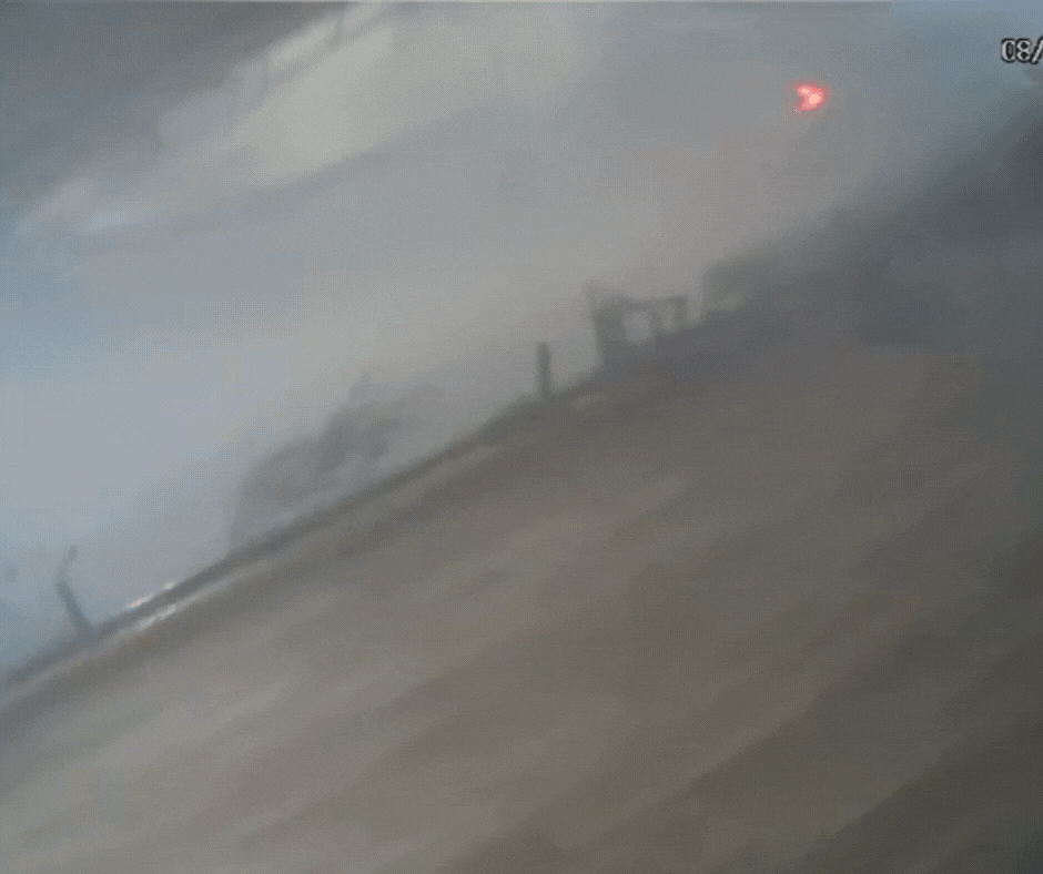 Microexplosão derruba telhado de posto de combustível em cima de carro em SC; VÍDEO