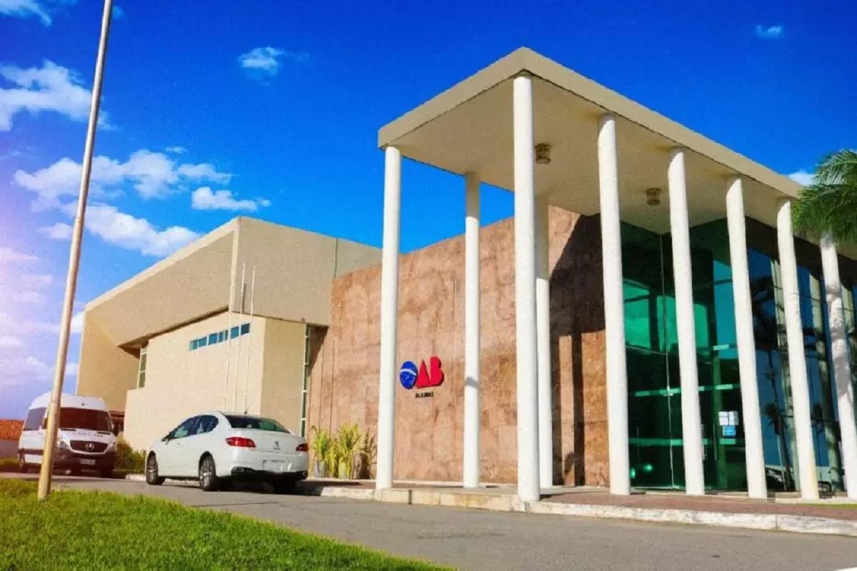 Criança autista é puxada pelos cabelos por terapeuta ocupacional em clínica