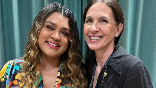 Flora Gil, madrasta de Preta Gil, posta homenagem à cantora: 'Juntas até o final' - Flora publicou foto em que aparece de mãos dadas com a enteada. Desde janeiro de 2023, Preta tratava um câncer no intestino.
