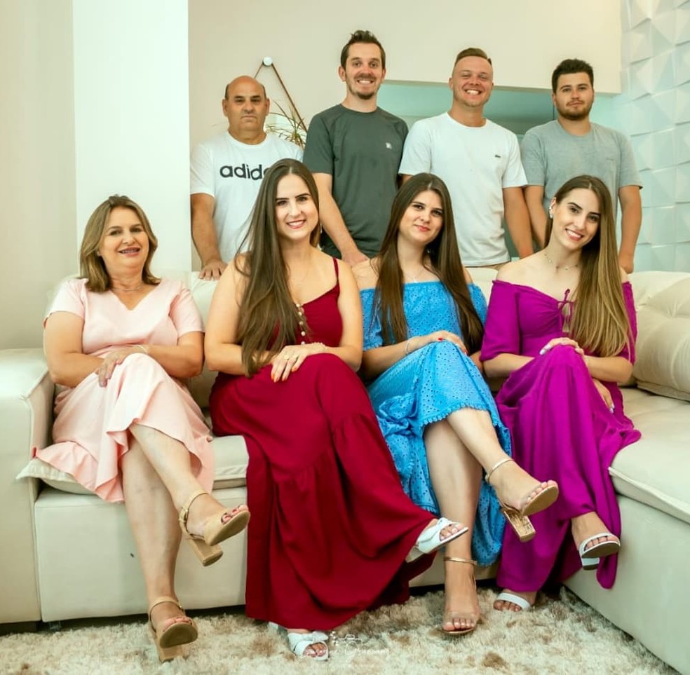 Maria e Renato com as filhas e os genros — Foto: Arquivo pessoal