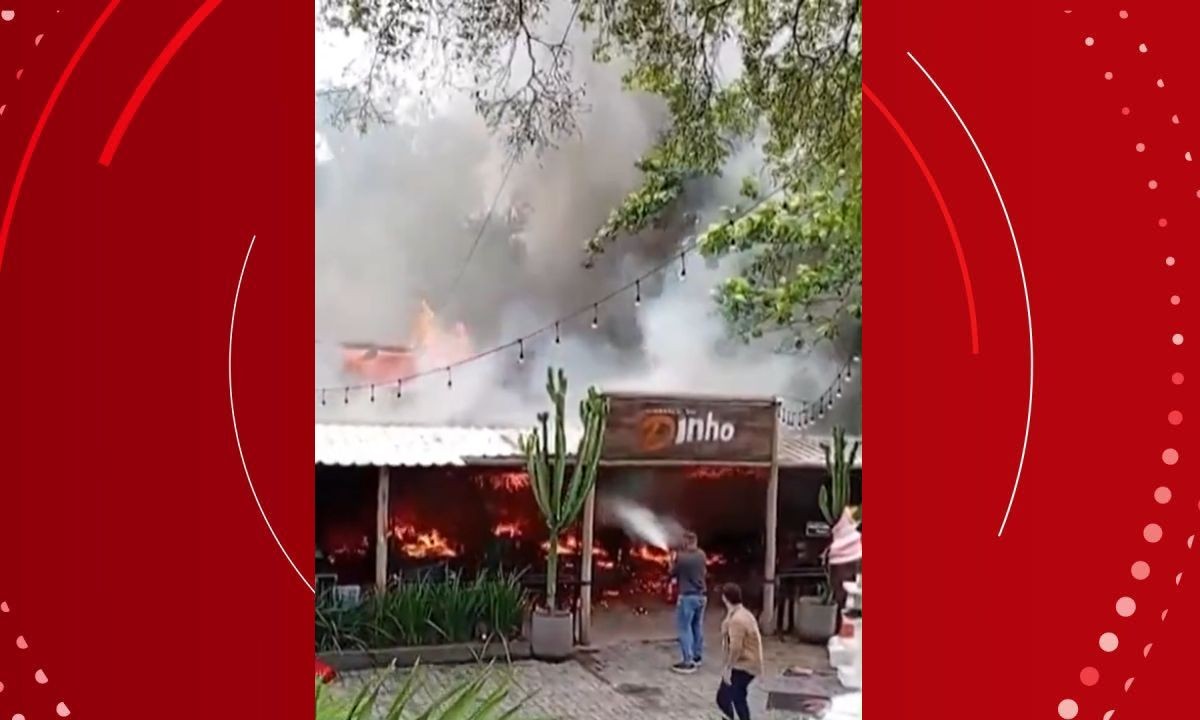 Churrascaria fica destruída após incêndio na BA; dono relata prejuízo de R$ 2 milhões