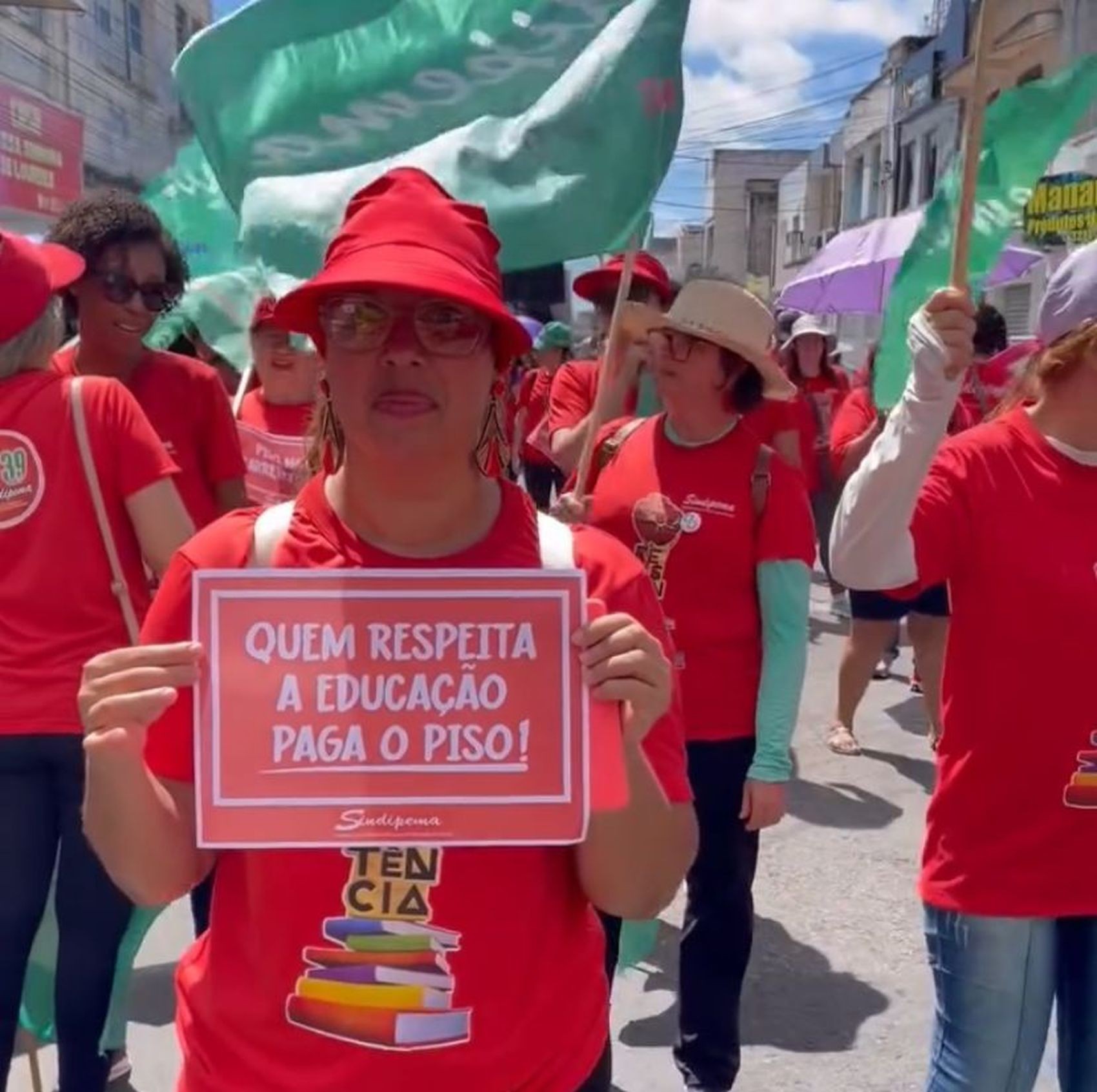 Professores da rede municipal de Aracaju paralisam atividades para cobrar piso nacional e concurso público