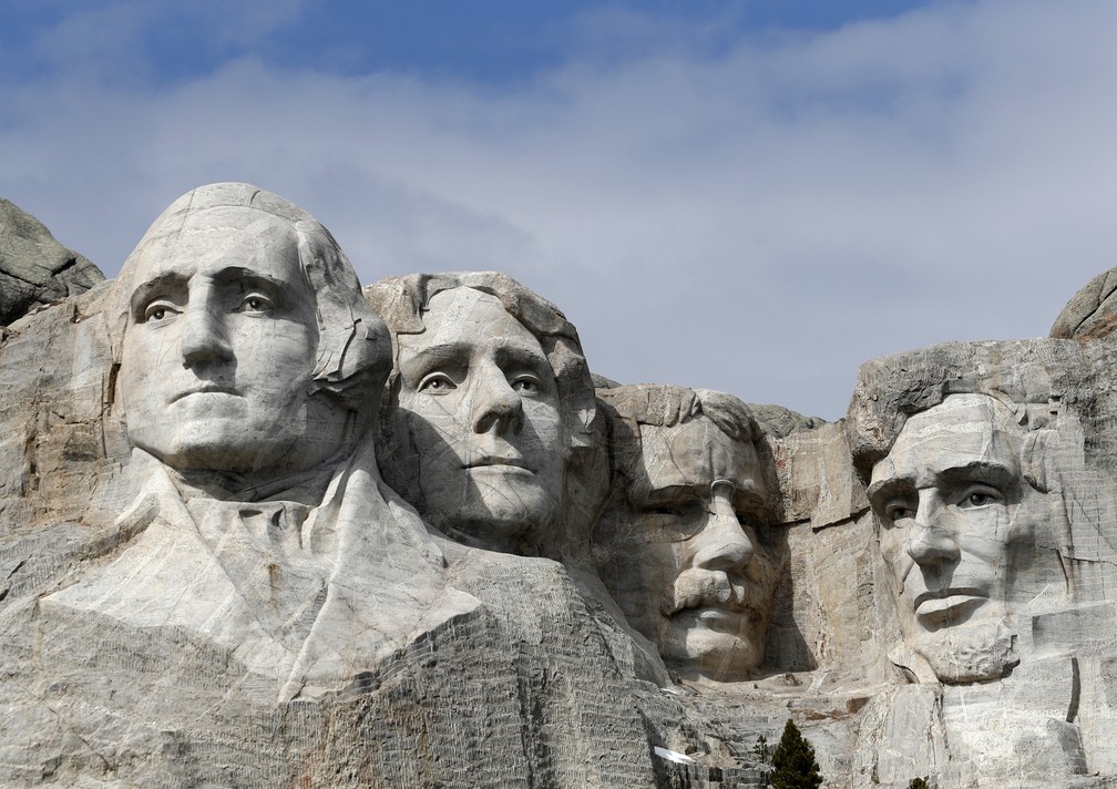 O Monte Rushmore, na Dakota do Sul, representa quatro presidentes americanos (da esq. para dir.): George Washington, Thomas Jefferson, Theodore Roosevelt e Abraham Lincoln. — Foto: David Zalubowski/AP