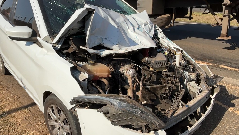 Um dos carros envolvidos ficou com a frente destruída — Foto: Edijan Del Santo/ EPTV