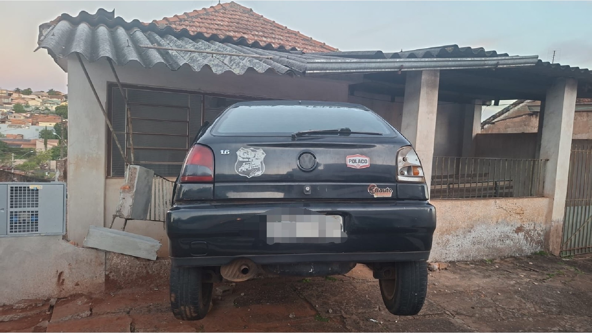 Jovem sem CNH perde controle de carro e atinge muro de casa em construção em Botucatu