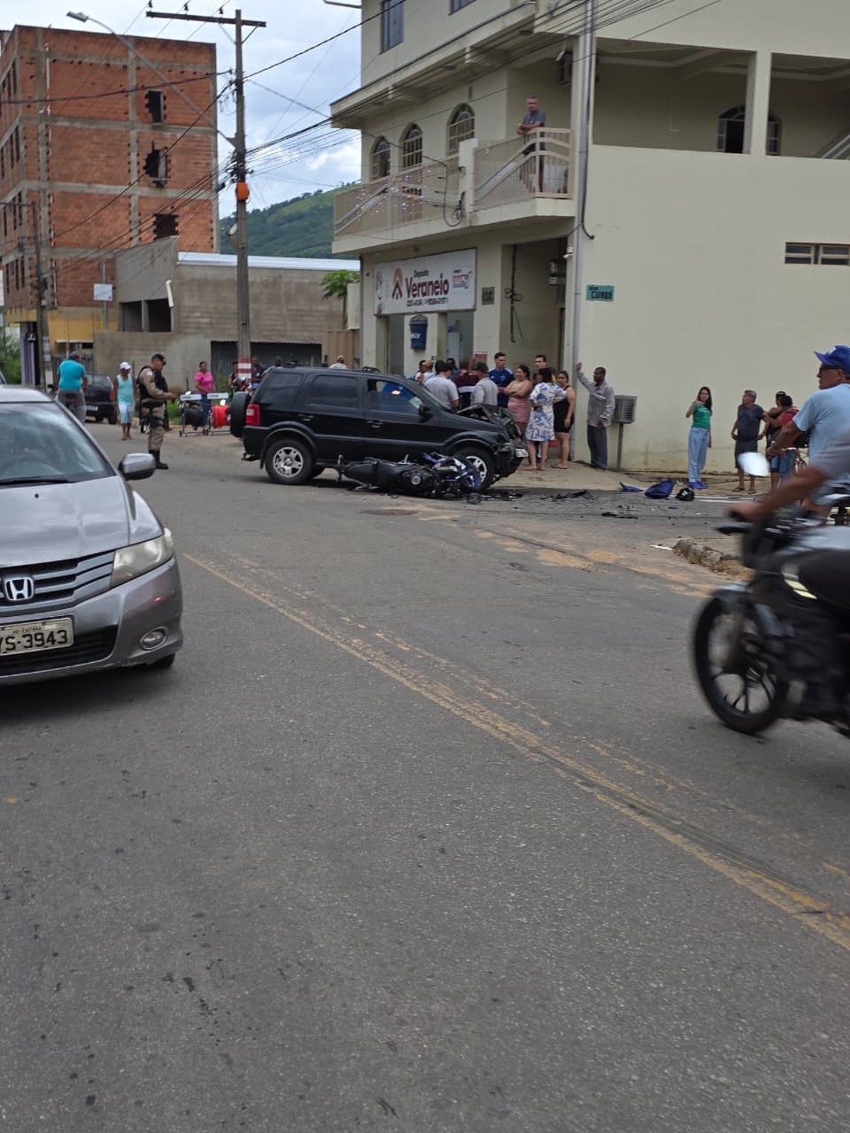 Motociclista morre após colisão com carro em avenida de Santana do Paraíso
