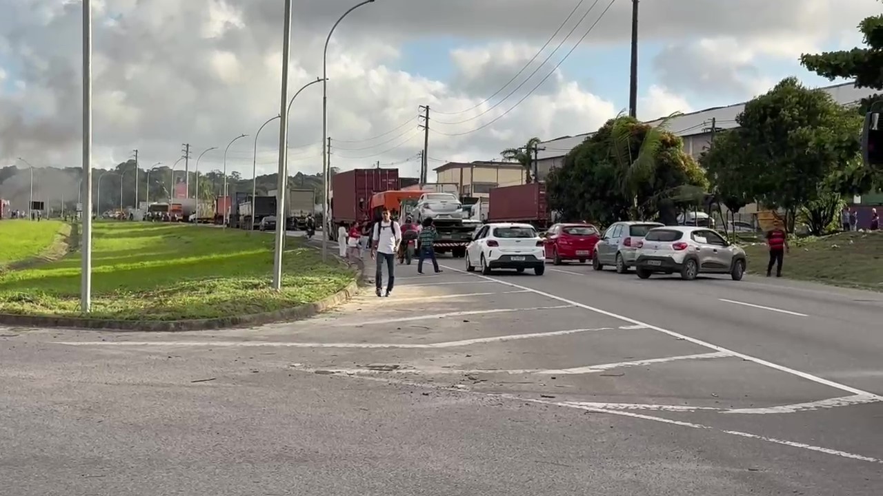 Protesto interdita BR-101 e causa engarrafamento quilométrico no Recife; VÍDEO