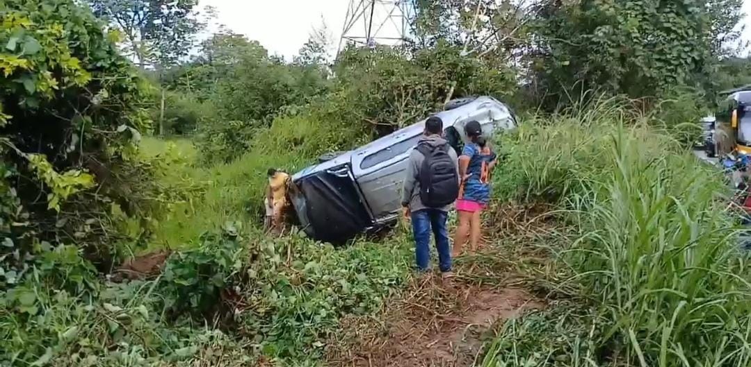 Picape capota após bater em carro na AM-010 e deixa cinco feridos