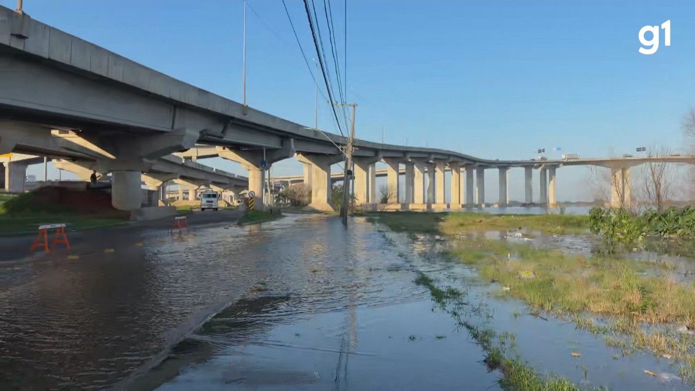 Água invade rua na Zona Norte de Porto Alegre com elevação do Guaíba; veja a previsão do tempo