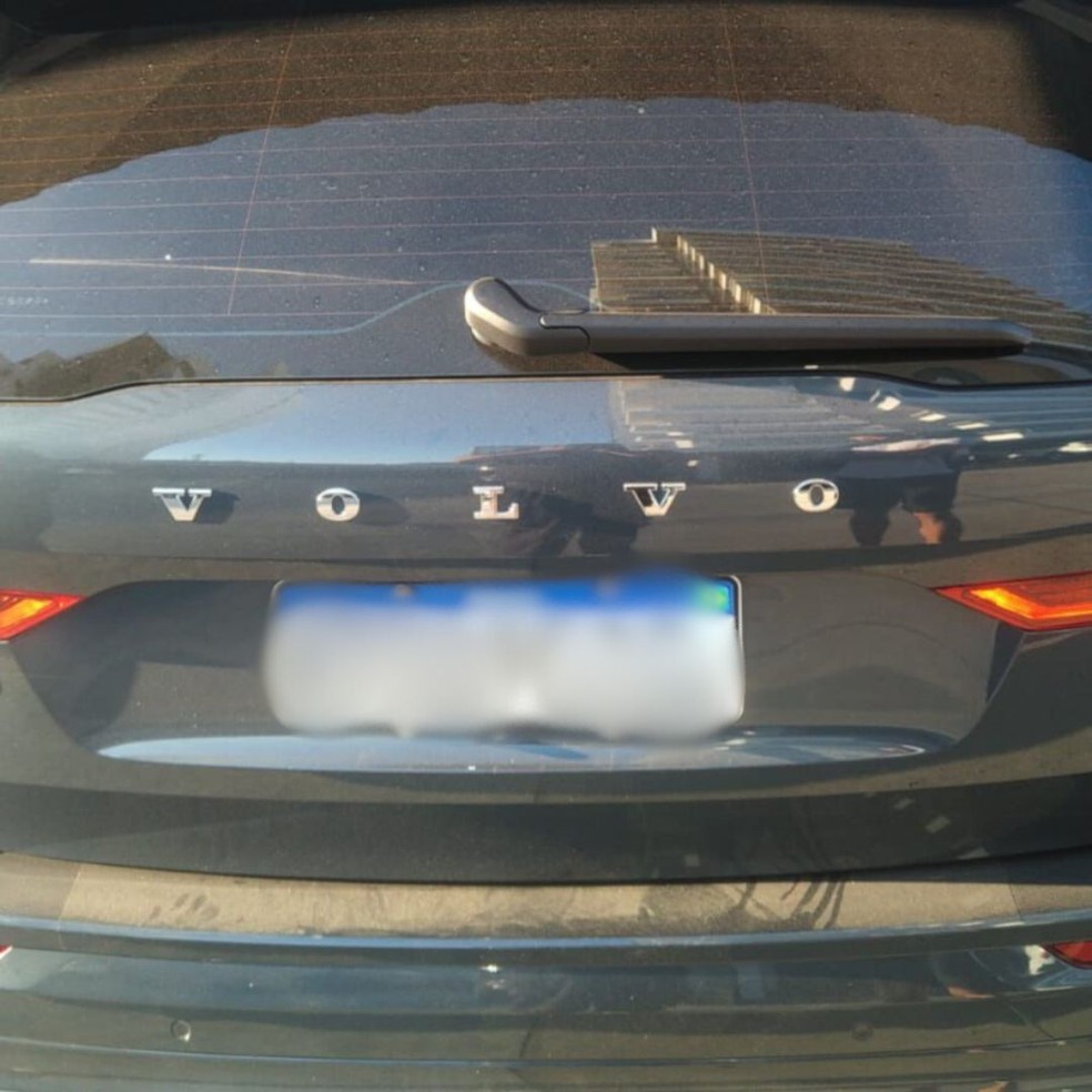 Carros, relógios, dólares e cerca de R$ 1 milhão apreendidos em operação contra fraudes na saúde — Foto: Divulgação/PF