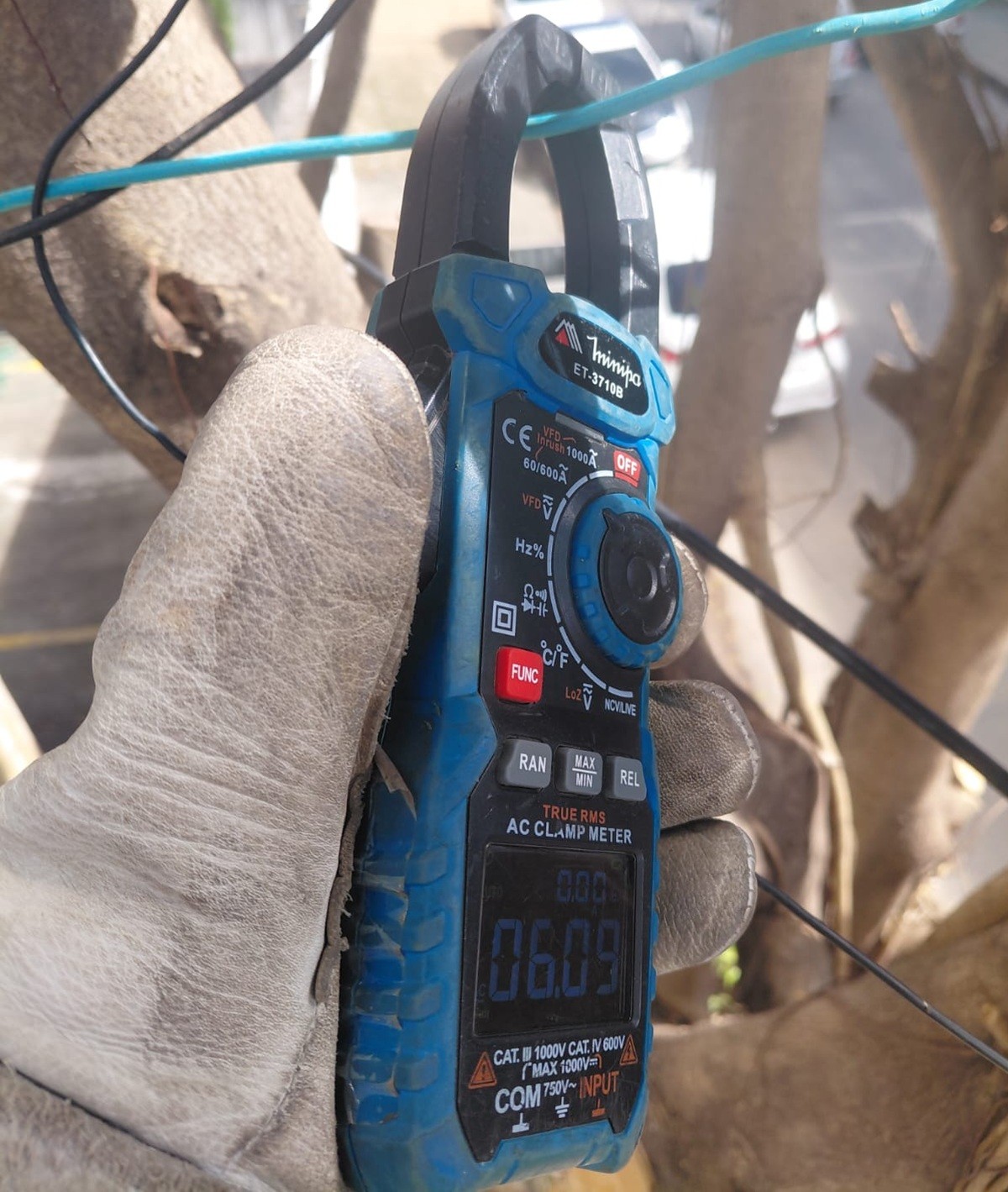 Prédio inteiro é flagrado com 'gato' de energia em Campos 