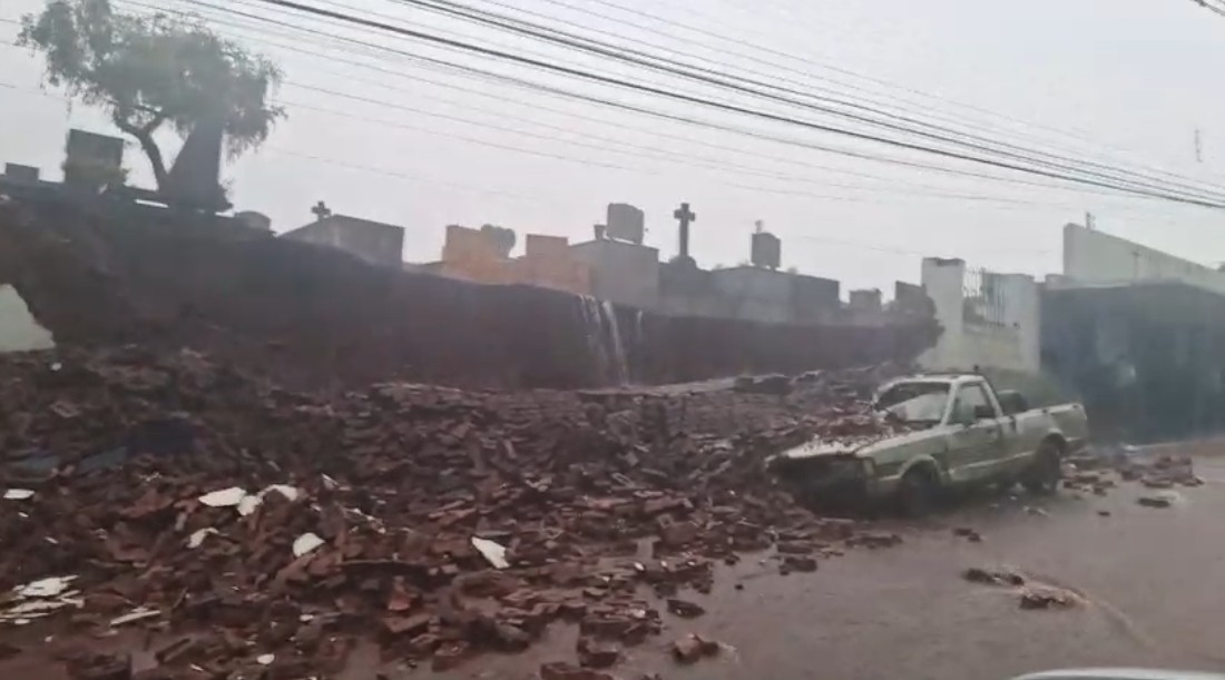 Muro de cemitério cede e cai sobre carro durante chuva em Igarapava, SP