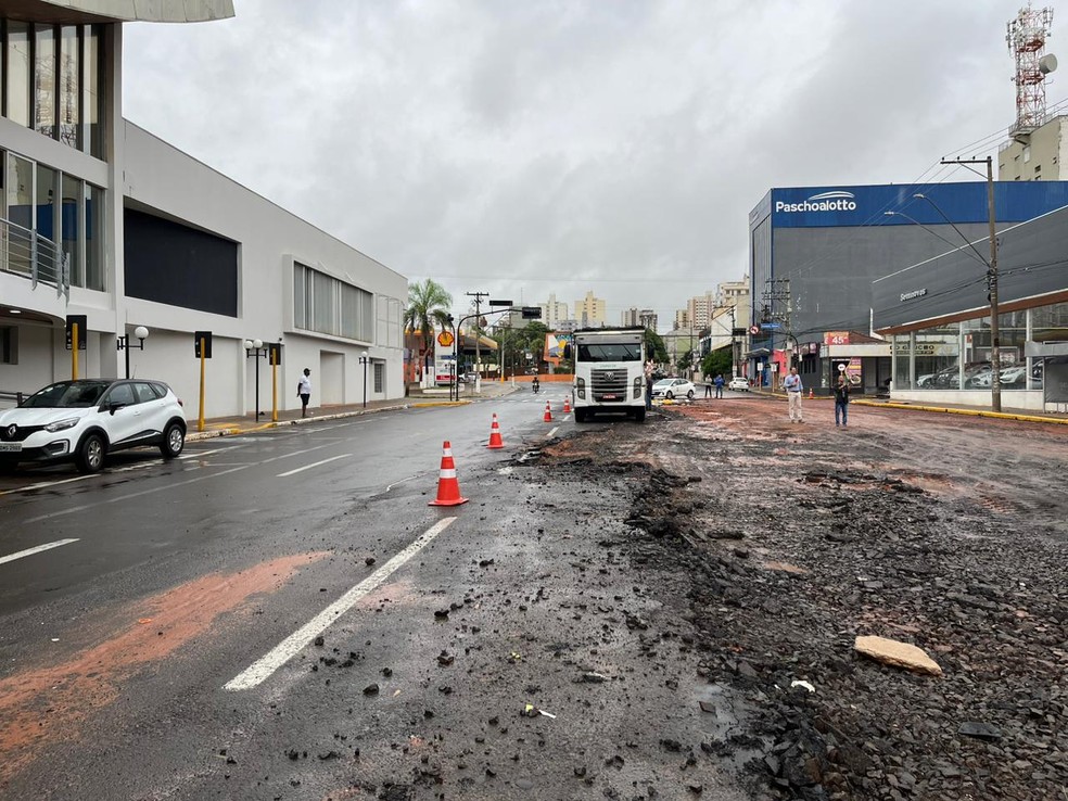 Emdurb interditou parcialmente a avenida Nações Unidas, em Bauru (SP) para a recuperação da capa asfáltica — Foto: Gabriel Pelosi/TV TEM