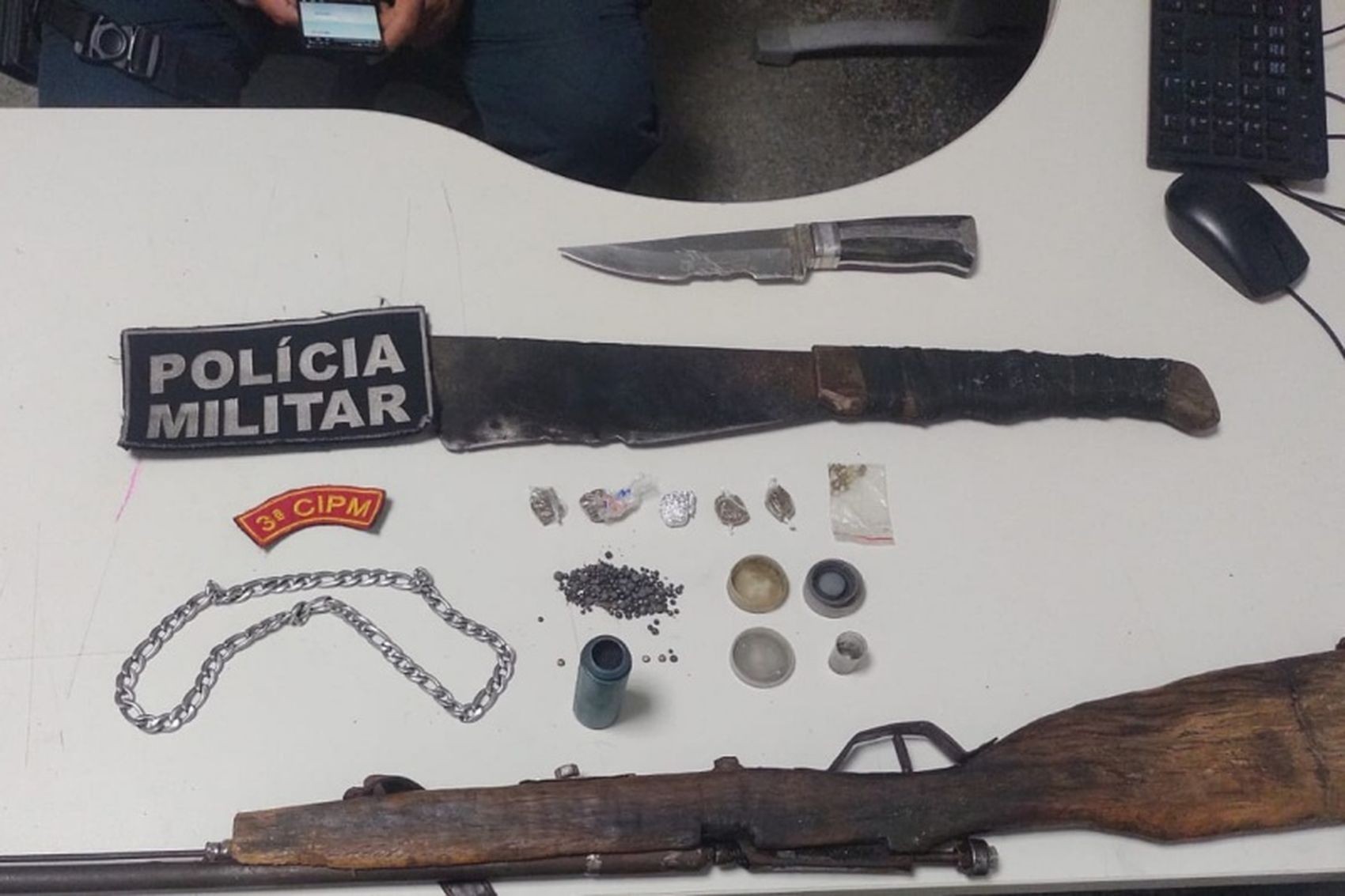 Suspeito é preso por ameaçar esposa e filho bebê com uma espingarda e um facão em Maruim