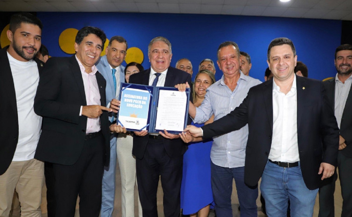 Governador em exercício sanciona novo plano de carreira da Educação; salários vão até R$ 17,8 mil