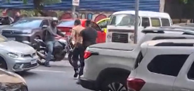 Homem furta bolsa com US$ 16 mil dólares no centro de BH, foge mas é preso; VÍDEO