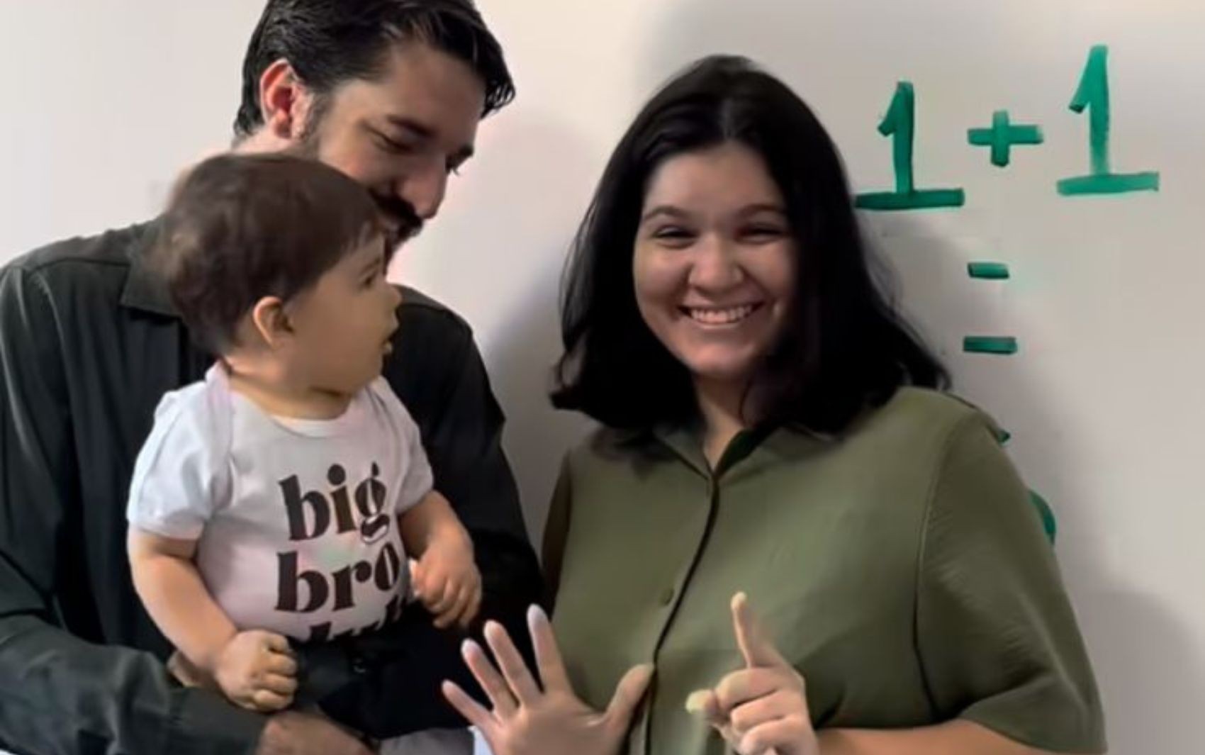 Casal surpreende família ao anunciar trigêmeos