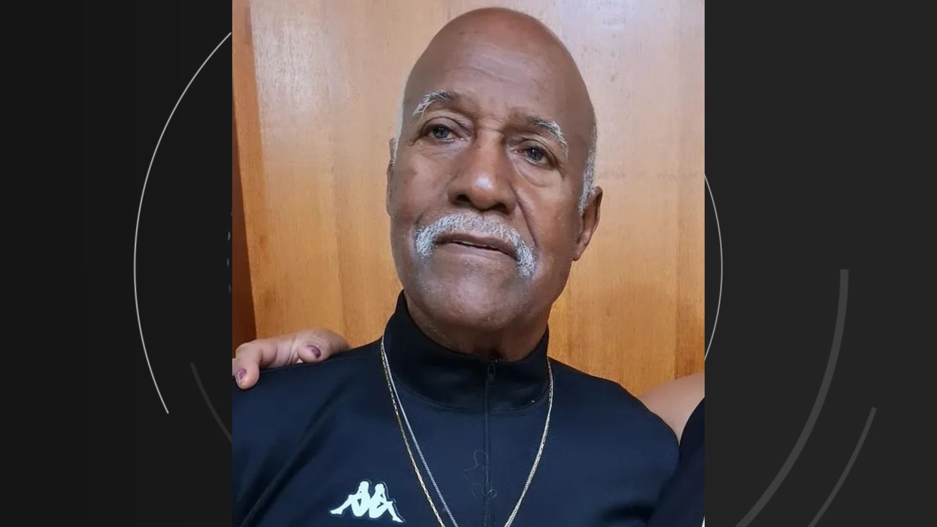 VÍDEO: motociclista empina moto, atropela e mata idoso de 82 anos na Serra; esposa ficou ferida