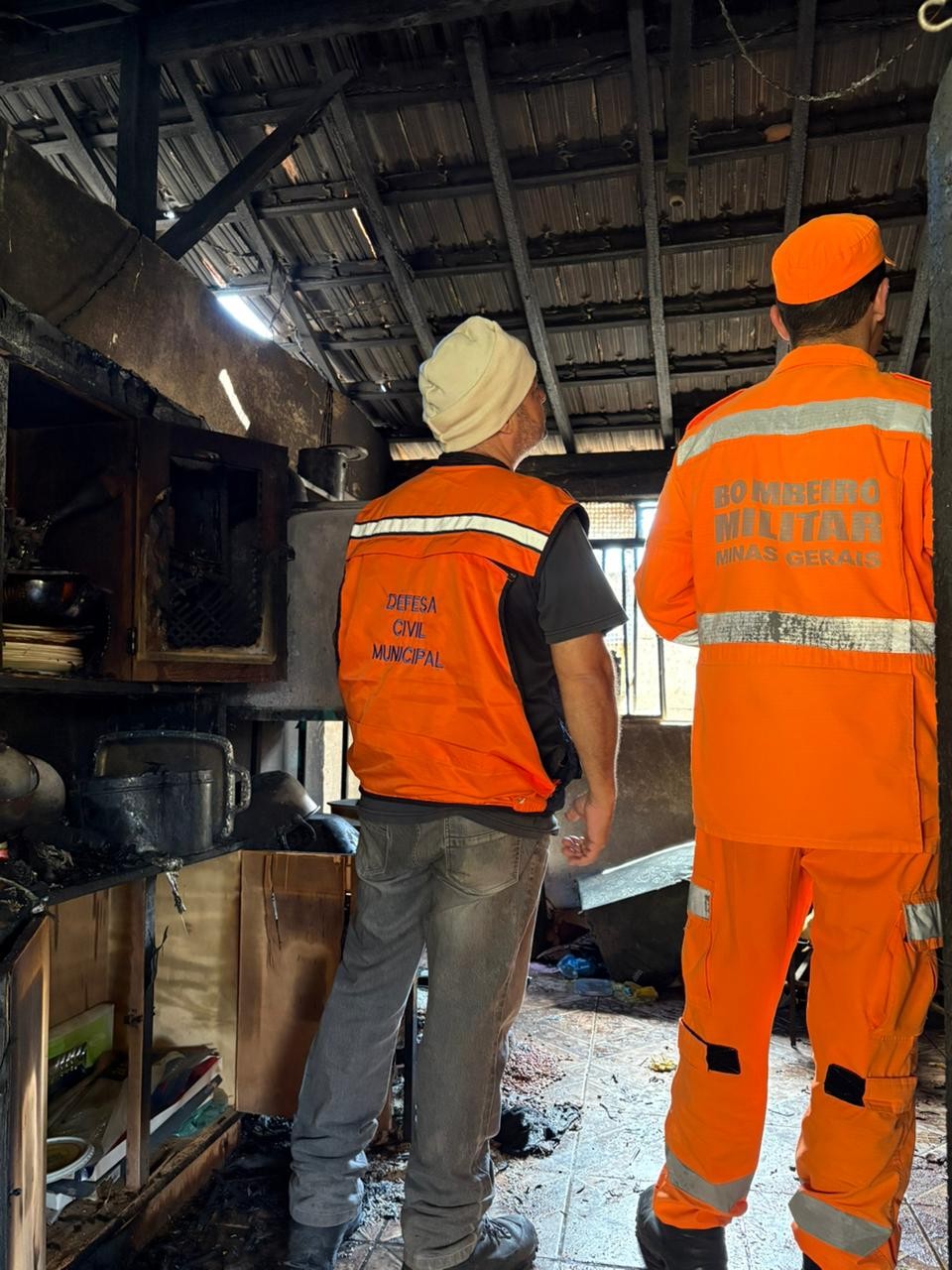 Idoso sofre queimaduras em mais de 50% do corpo após incêndio causado por botijão de gás em Itapecerica
