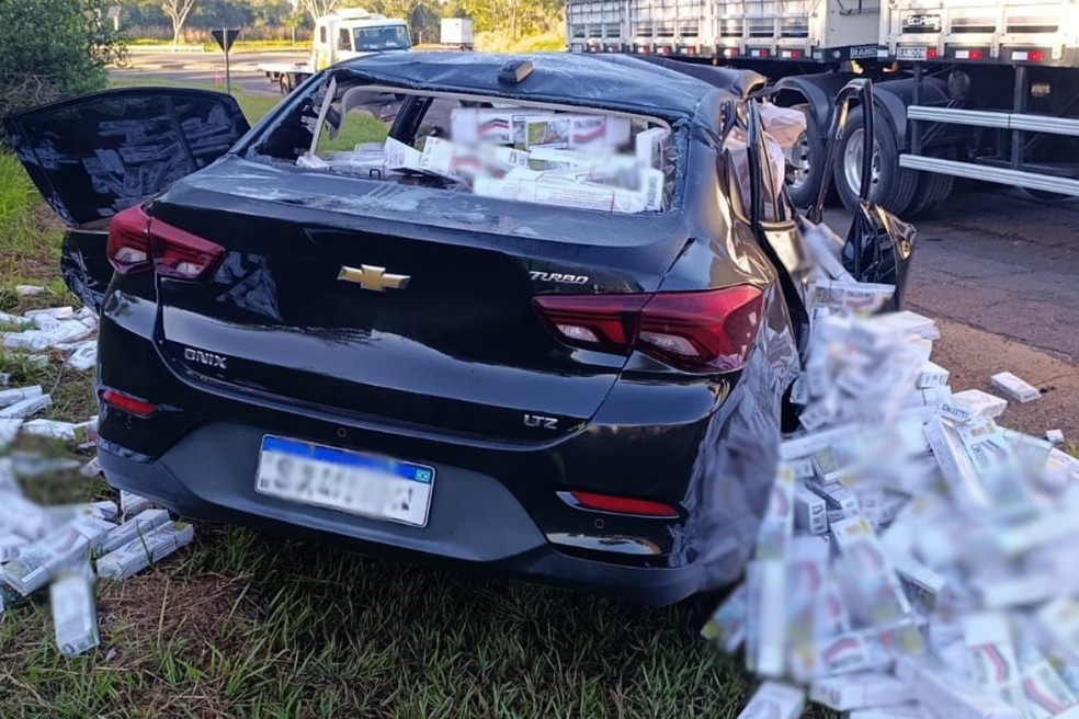 Motorista de carro carregado de cigarros ilegais morre em acidente em Rosana (SP) — Foto: Reprodução/Polícia Rodoviária